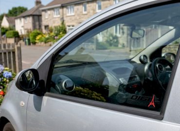 Vitres avant de la voiture équipées d’un film teinté conforme à la réglementation
