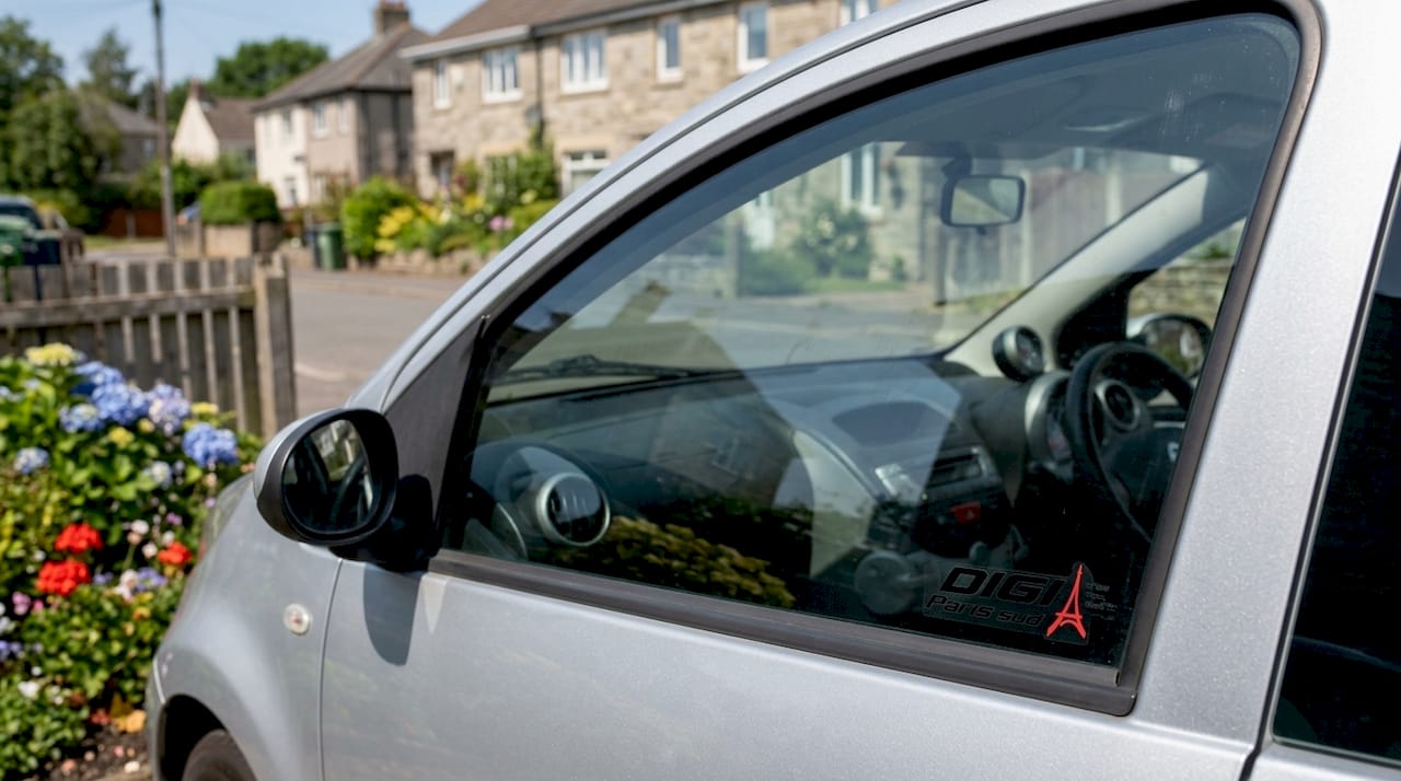 Vitres avant de la voiture équipées d’un film teinté conforme à la réglementation