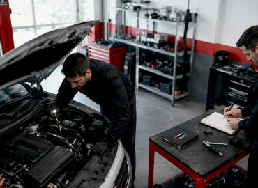 Un technicien procède à l’examen de la chambre de combustion.