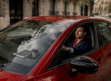 1782626654797_Conducteur-pratiquant-eco-conduite-en-ville Automobiliste adoptant une conduite éco-responsable en milieu urbain
