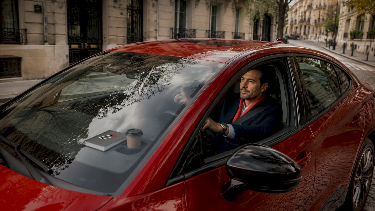 Automobiliste adoptant une conduite éco-responsable en milieu urbain