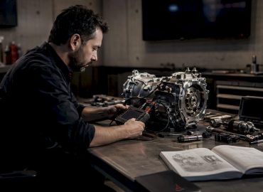 Un technicien s’occupe de la reprogrammation d’un boîtier TCU directement en atelier.