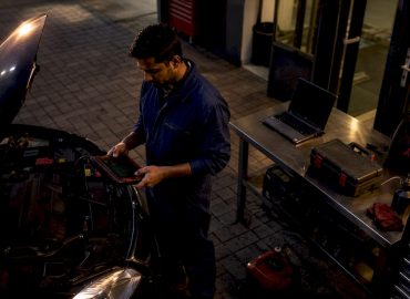 1784887798742_Technicien-utilisant-equipement-diagnostic-moteur Un technicien en train d'effectuer un diagnostic moteur à l'aide d'un appareil spécialisé.