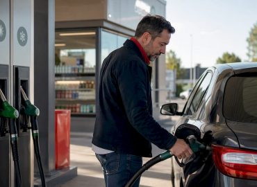 Un homme en train de faire le plein de sa voiture à la station-service.