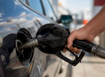 1786070055798_Person-fueling-car-with-gasoline-nozzle Une personne en train de faire le plein à la station-service.