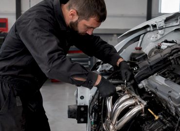 1786355167343_Technician-installing-inox-sport-exhaust-manifold Un technicien procède à la pose d’un collecteur d’échappement sport en inox.