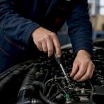 Un technicien procède au réglage du système d’alimentation en carburant du moteur.