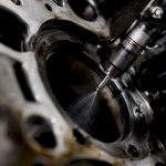 L’injecteur de carburant à injection directe joue un rôle clé dans le fonctionnement du moteur, en envoyant l’essence directement dans la chambre de combustion pour optimiser les performances.