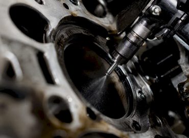 L’injecteur de carburant à injection directe joue un rôle clé dans le fonctionnement du moteur, en envoyant l’essence directement dans la chambre de combustion pour optimiser les performances.