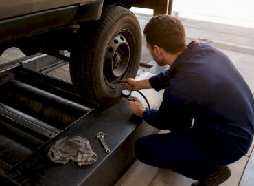 1787088685586_Technicien-controle-pression-pneu-sur-banc-moteur Technicien chargé du contrôle de la pression des pneus lors des essais sur banc moteur