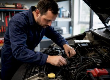 1787243766038_Technician-installing-E85-conversion-kit-on-engine Technicien installant un kit de conversion E85 sur un moteur