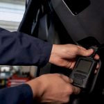 Voyant moteur orange : que signifie cette alerte et que faire ?