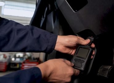 1787633004608_Hands-connecting-OBD2-scanner-to-vehicle-port Des mains branchant un scanner OBD2 à la prise du véhicule