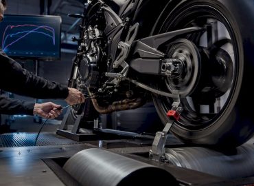 1788178068597_Moto-sur-banc-de-puissance-en-atelier Moto testée sur un banc de puissance en atelier
