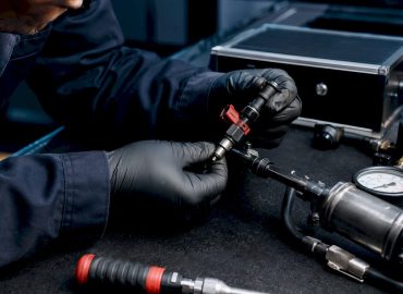 1788431996881_Technicien-inspectant-un-circuit-carburant-E85 Technicien vérifiant un circuit de carburant E85