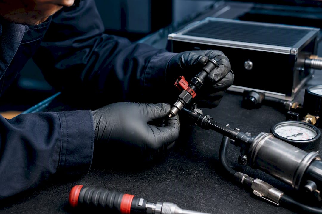 Technicien vérifiant un circuit de carburant E85