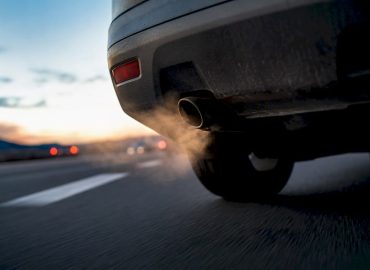 Échappement diesel sur route au coucher du soleil