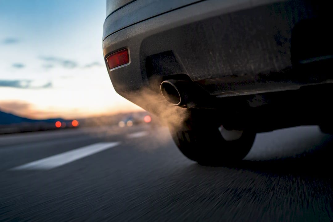 Échappement diesel sur route au coucher du soleil