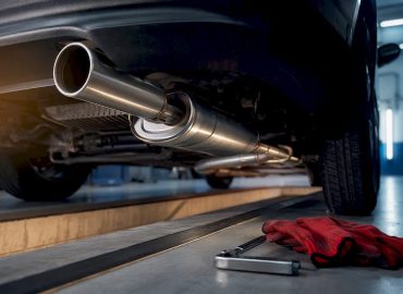 1789217157590_Ligne-inox-et-silencieux-sous-un-vehicule Échappement inox avec silencieux sous le véhicule