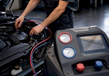 1789497424132_Technicien-controlant-un-circuit-de-climatisation-automobile Technicien vérifiant un circuit de climatisation automobile