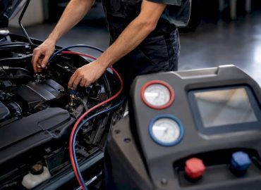 1789497424132_Technicien-controlant-un-circuit-de-climatisation-automobile Technicien vérifiant un circuit de climatisation automobile