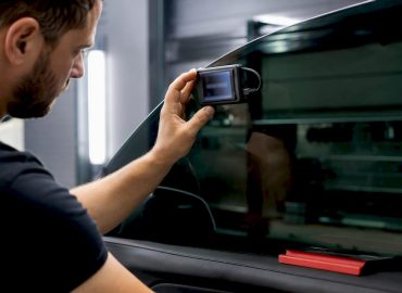 Mesure de la transmission lumineuse sur une vitre de voiture