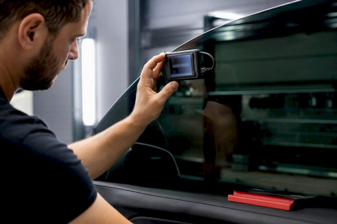 Mesure de la transmission lumineuse sur une vitre de voiture
