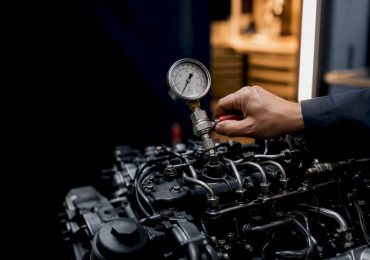 1789729331599_Technicien-mesurant-la-pression-d-injection-diesel Technicien en train de mesurer la pression d'injection diesel