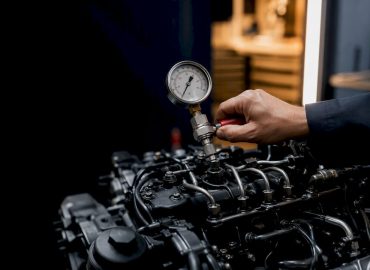 1789729331599_Technicien-mesurant-la-pression-d-injection-diesel Technicien en train de mesurer la pression d'injection diesel