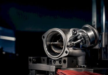 1790004921450_Valve-d-echappement-sur-banc-d-essai Valve d’échappement testée sur banc d’essai