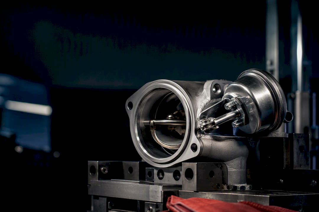 Valve d’échappement testée sur banc d’essai
