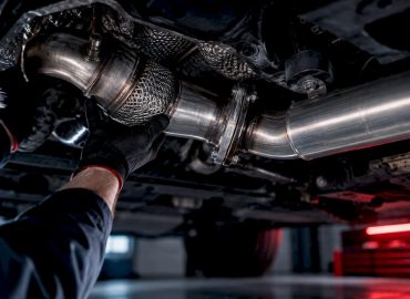 1790090210227_Downpipe-inspecte-sous-un-vehicule Downpipe examiné sous un véhicule