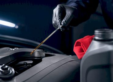 1790362930749_Controle-de-l-huile-moteur-dans-un-atelier Vérification de l'huile moteur en atelier