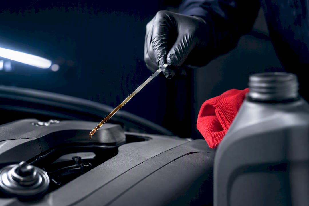 Vérification de l'huile moteur en atelier