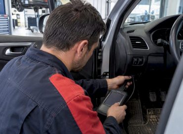 1791544248534_Technicien-verifie-une-calibration-moteur-en-revision Un technicien contrôle la calibration du moteur lors de la révision