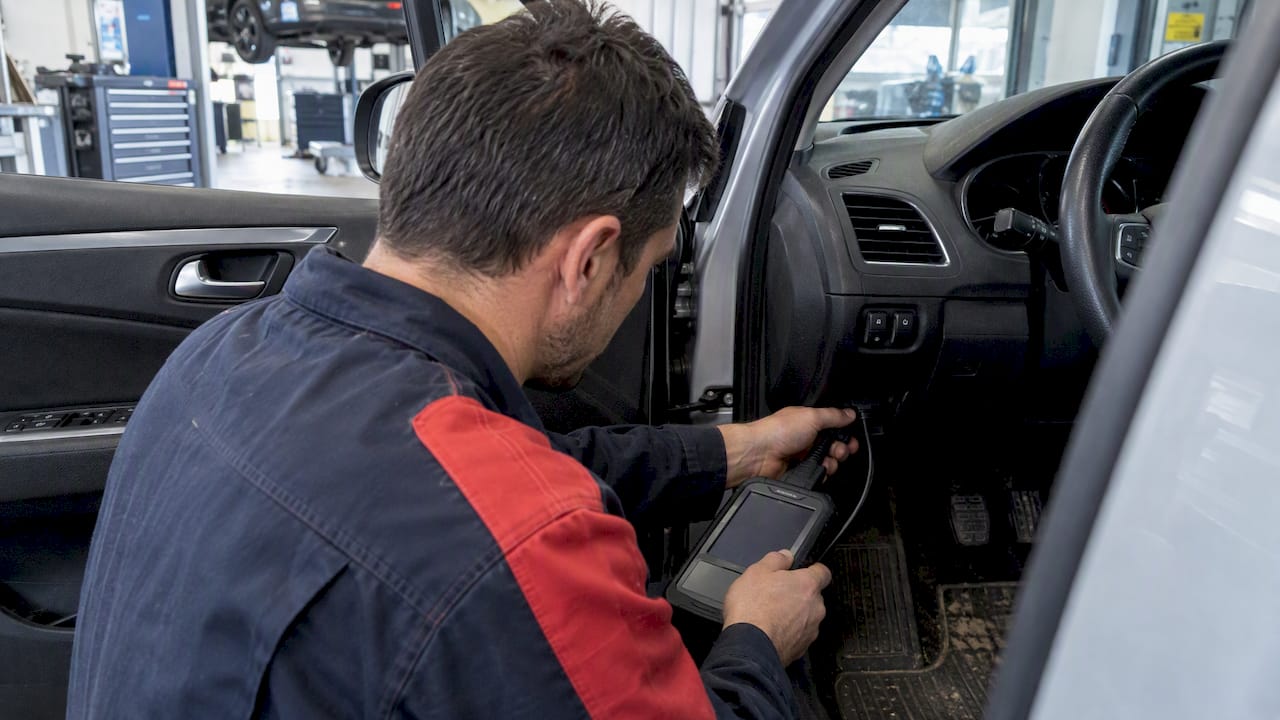 Un technicien contrôle la calibration du moteur lors de la révision